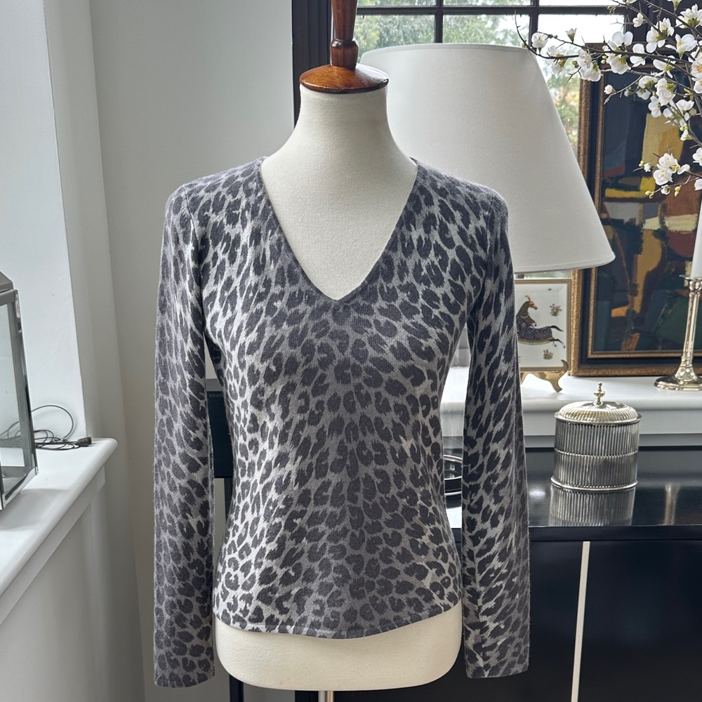 Saks Fifth Avenue Gray Animal Print V-Neck Sweater S